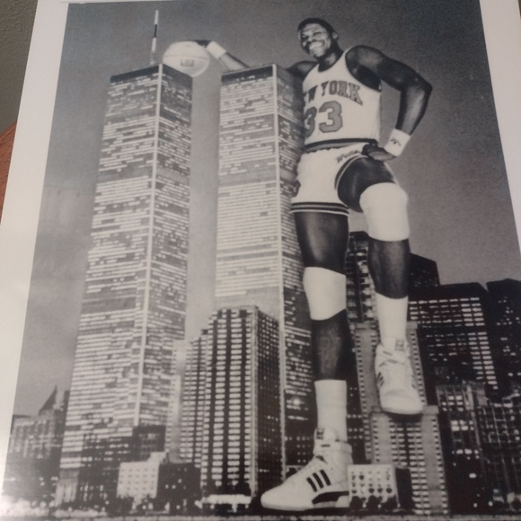 NEW! PATRICK EWING KNICKS ROOKIE BLACK & WHITE OLD SCHOOL 8.5x11 GLOSSY POSTER🤩 - Picture 5 of 8